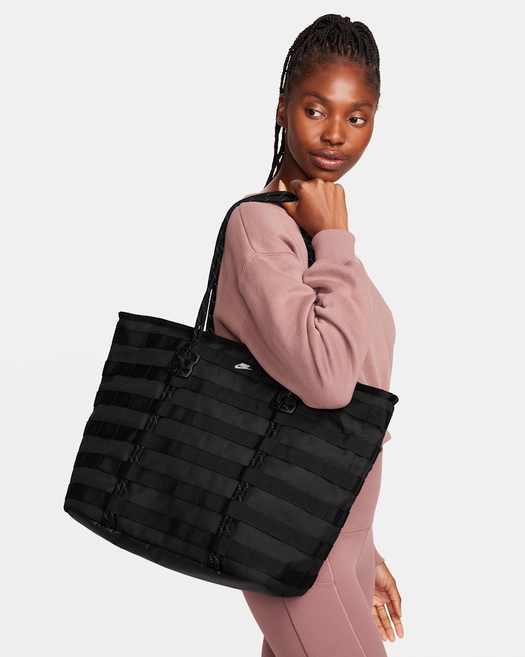 BOLSO NIKE SPORTWEAR TOTE 26L FJ0439-010 - Imagen 2